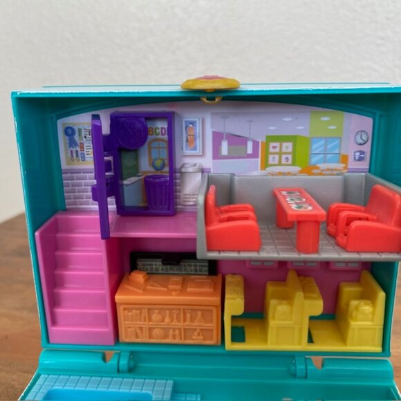 Polly Pocket World Mini Middle School Compact and Birthday Cake Bash Compact - Picture 3 of 6